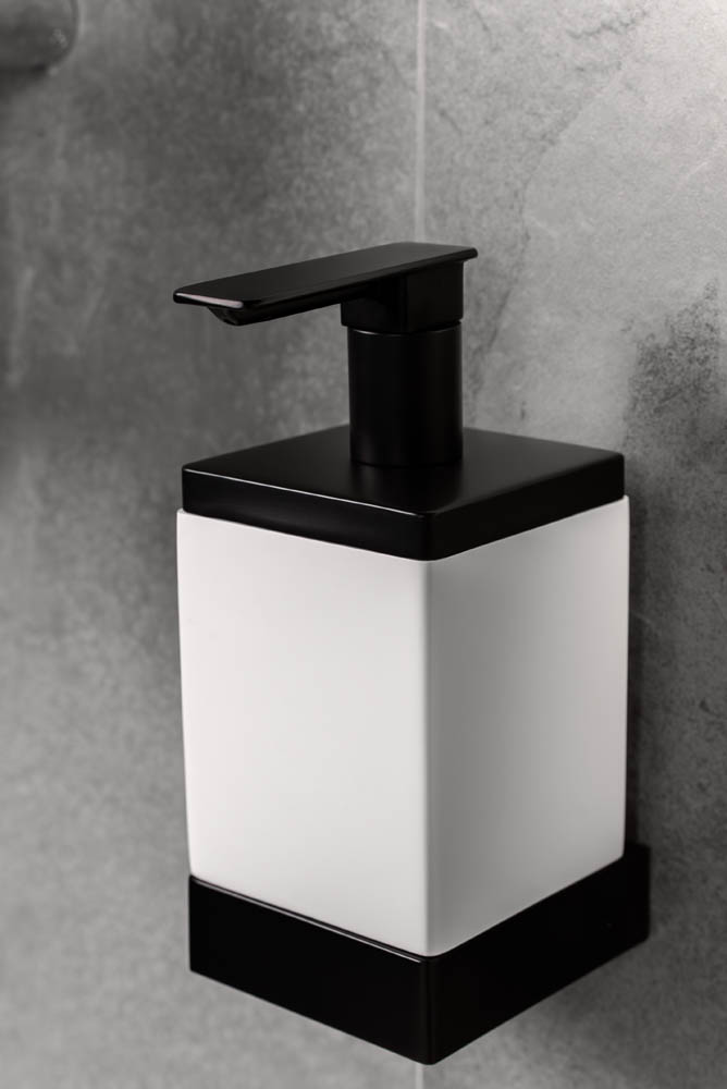 Диспенсер настенный Qubic Black