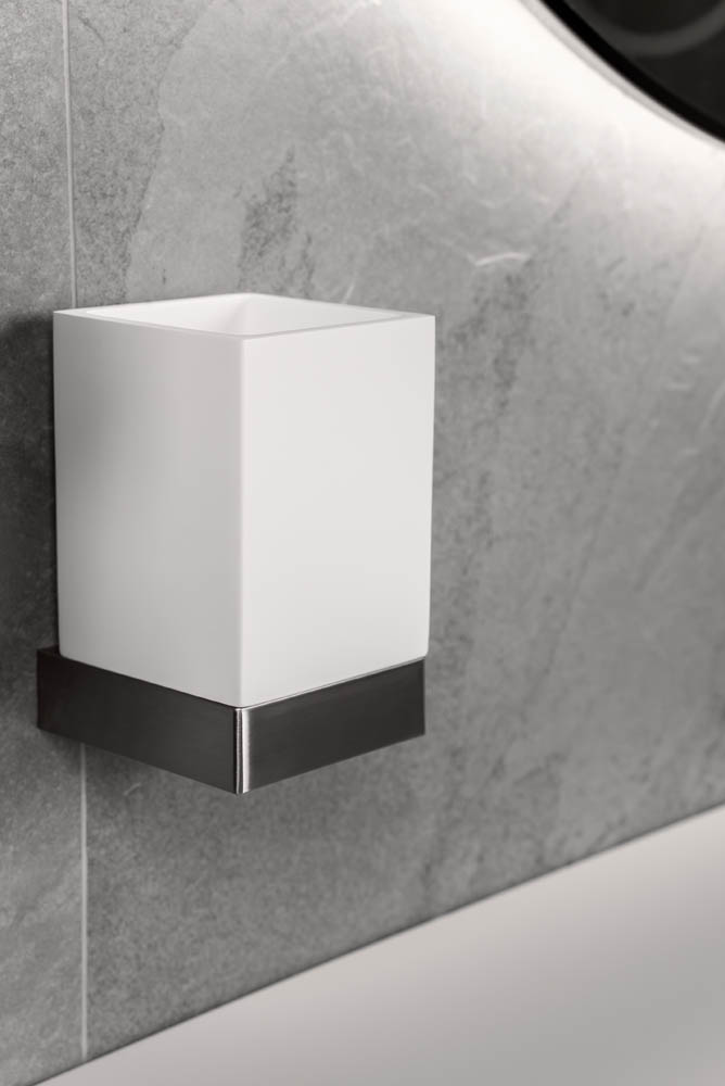 Стакан настенный Qubic Nickel Brush